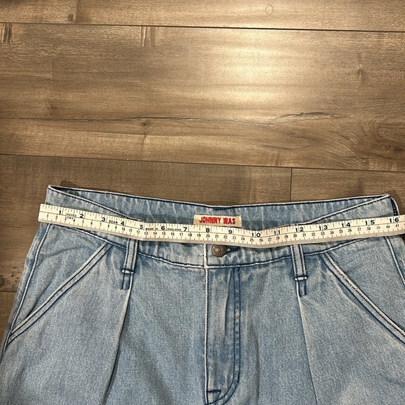 Johnny Was cute embroidered high waisted light wash jeans size 8 - Picture 5 of 9